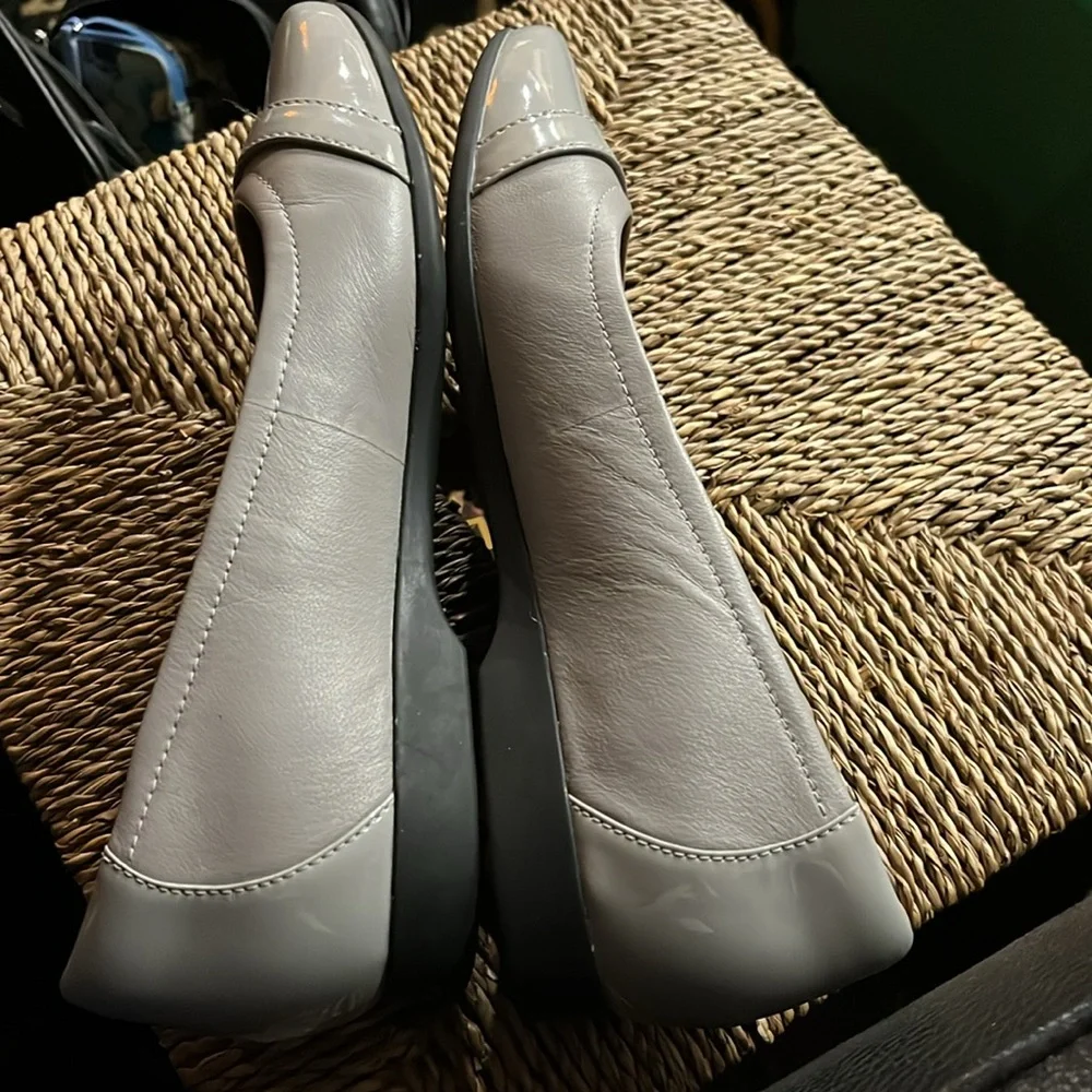 Clarks Unstructured Light Grey Patent Leather Ballet Flats Size 7.5 - Picture 4 of 6